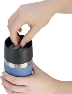 Tefal Compact Travel Mug Compact Thermosfles - 0,3 L - Blauw 14 Tefal Compact Travel Mug Compact Thermosfles - 0,3 L - Blauw -Tefal Verkoopwinkel 926x1200